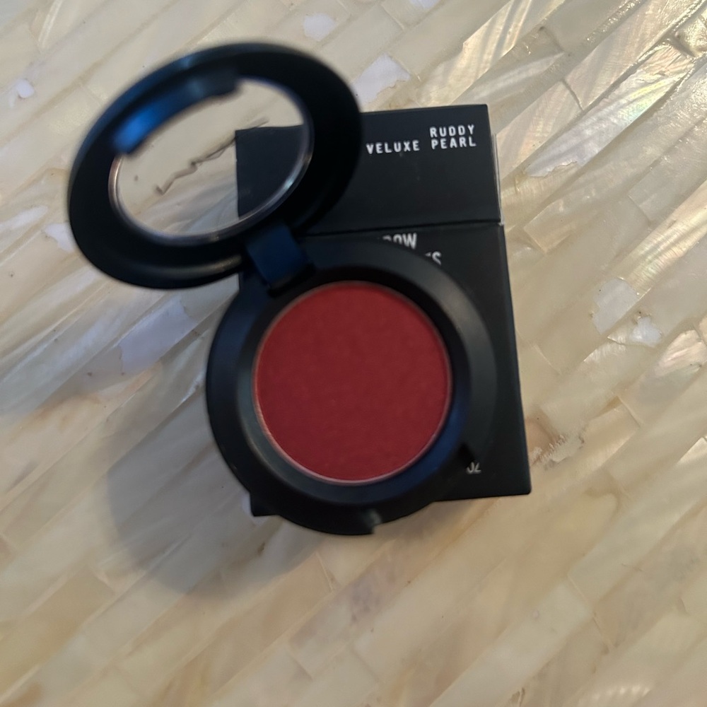 MAC EYESHADOW NEW IN THE PACKAGE!